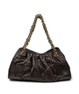 Bottega Veneta Bolsos Small Chain Clasp Bag  Bolso de hombro en Marrón Piel de becerro y Oro hardware. El producto esta en Excelentes Condiciones (A).
  Dimensiones: 31x17x11 cm 
  Accesorios incluidos: None
  Notas de Exterior: Rasguños leves
  BrandCo Paris encuentra artículos raros y en las mejores condiciones a precios increíbles. ¡Vale la pena tener paciencia! Compra con confianza: todos los artículos de BrandCo Paris son seleccionados y autenticados cuidadosamente por nuestro equipo de expertos.
  Todos los artículos vienen con un certificado de autenticidad y un embalaje entregado por BrandCo Paris.
  Tabla de clasificación de la condición del artículo
  N (como nuevo)
  AA (perfecto estado)
  A (excelente estado)
  AB (muy buen estado)
  B (bueno/regular)