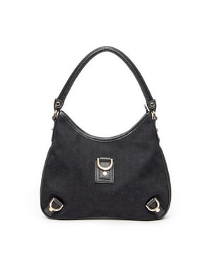 Gucci Bolsos Small Abbey D-Ring Hobo  Bolso de hombro en Negro Lienzo y Oro hardware. El producto esta en Excelentes Condiciones (A).
  Dimensiones: 30x25x4.5 cm 
  Accesorios incluidos: None
  Notas de la correa/asa: Ligeramente descolorido
  BrandCo Paris encuentra artículos raros y en las mejores condiciones a precios increíbles. ¡Vale la pena tener paciencia! Compra con confianza: todos los artículos de BrandCo Paris son seleccionados y autenticados cuidadosamente por nuestro equipo de expertos.
  Todos los artículos vienen con un certificado de autenticidad y un embalaje entregado por BrandCo Paris.
  Tabla de clasificación de la condición del artículo
  N (como nuevo)
  AA (perfecto estado)
  A (excelente estado)
  AB (muy buen estado)
  B (bueno/regular)