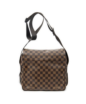 Louis Vuitton Bolsos Naviglio  Bolso de hombro en Marrón Lona recubierta y Latón dorado hardware. El producto esta en Excelentes Condiciones (A).
  Dimensiones: 28x26x14 cm 
  Accesorios incluidos: None
  
  BrandCo Paris encuentra artículos raros y en las mejores condiciones a precios increíbles. ¡Vale la pena tener paciencia! Compra con confianza: todos los artículos de BrandCo Paris son seleccionados y autenticados cuidadosamente por nuestro equipo de expertos.
  Todos los artículos vienen con un certificado de autenticidad y un embalaje entregado por BrandCo Paris.
  Tabla de clasificación de la condición del artículo
  N (como nuevo)
  AA (perfecto estado)
  A (excelente estado)
  AB (muy buen estado)
  B (bueno/regular)