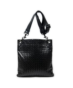 Bottega Veneta Bolsos Flat Messenger  Bolso de hombro en Negro Piel de becerro y Latón envejecido hardware. El producto esta en Excelentes Condiciones (A).
  Dimensiones: 31x32x3 cm 
  Accesorios incluidos: Strap
  Notas de Exterior: Ligeros rasguños en la esquina inferior
  BrandCo Paris encuentra artículos raros y en las mejores condiciones a precios increíbles. ¡Vale la pena tener paciencia! Compra con confianza: todos los artículos de BrandCo Paris son seleccionados y autenticados cuidadosamente por nuestro equipo de expertos.
  Todos los artículos vienen con un certificado de autenticidad y un embalaje entregado por BrandCo Paris.
  Tabla de clasificación de la condición del artículo
  N (como nuevo)
  AA (perfecto estado)
  A (excelente estado)
  AB (muy buen estado)
  B (bueno/regular)