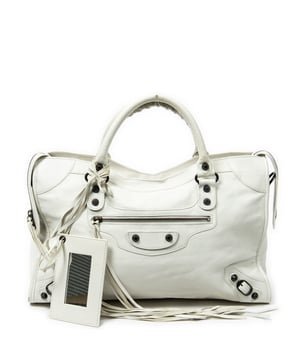 Balenciaga Bolsos Classic City  Bolso de hombro en Marfil Piel de becerro y Latón envejecido hardware. El producto esta en Excelentes Condiciones (A).
  Dimensiones: 37x24.5x13 cm 
  Accesorios incluidos: "Strap; Mirror; Dustbag"
  Notas de Exterior: Ligeras marcas de suciedad y rasguños en las esquinas
  BrandCo Paris encuentra artículos raros y en las mejores condiciones a precios increíbles. ¡Vale la pena tener paciencia! Compra con confianza: todos los artículos de BrandCo Paris son seleccionados y autenticados cuidadosamente por nuestro equipo de expertos.
  Todos los artículos vienen con un certificado de autenticidad y un embalaje entregado por BrandCo Paris.
  Tabla de clasificación de la condición del artículo
  N (como nuevo)
  AA (perfecto estado)
  A (excelente estado)
  AB (muy buen estado)
  B (bueno/regular)