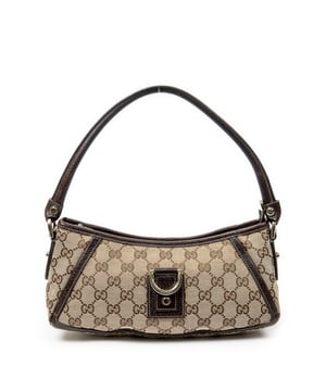 Gucci Tassen Abbey D-Ring Pochette  Schoudertas in de Beige/Bruin Doek in de Goud  hardware. Het product is in In Uitstekende Staat (A).
  Afmetingen: 27x13x8 cm 
  Inclusief accessoires: None
  
  BrandCo Paris vindt zeldzame artikelen in de beste staat voor ongelooflijke prijzen. Het is de moeite waard om geduldig te zijn! Koop met vertrouwen: alle artikelen van BrandCo Paris worden zorgvuldig geselecteerd en geverifieerd door ons team van experts.

  Alle artikelen worden geleverd met een certificaat van echtheid en verpakt door BrandCo Paris.

  Classificatietabel voor de conditie van het artikel:

  N (als nieuw)
  AA (perfecte staat)
  A (uitstekende staat)
  AB (zeer goede staat)
  B (goede/redelijke staat)