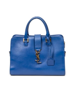 Yves Saint Laurent Bolsos Small Monogram Cabas  Bolso de hombro en Azul Piel de becerro y Oro hardware. El producto esta en Excelentes Condiciones (A).
  Dimensiones: 30x21x13 cm 
  Accesorios incluidos: "Strap; Clochette"
  Notas de Exterior: Ligeros rasguños en el cuerpo exterior
  BrandCo Paris encuentra artículos raros y en las mejores condiciones a precios increíbles. ¡Vale la pena tener paciencia! Compra con confianza: todos los artículos de BrandCo Paris son seleccionados y autenticados cuidadosamente por nuestro equipo de expertos.
  Todos los artículos vienen con un certificado de autenticidad y un embalaje entregado por BrandCo Paris.
  Tabla de clasificación de la condición del artículo
  N (como nuevo)
  AA (perfecto estado)
  A (excelente estado)
  AB (muy buen estado)
  B (bueno/regular)