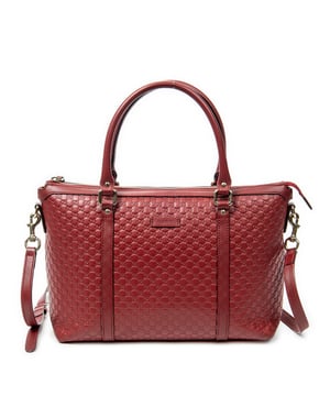Gucci Tassen Convertible Satchel  Schoudertas in de Rood Kalfsleer in de Goud  hardware. Het product is in In Uitstekende Staat (A).
  Afmetingen: 30x11x21 cm 
  Inclusief accessoires: Strap
  Opmerkingen over de buitenkant: Lichte krassen
Opmerkingen over de hardware: Lichte verkleuring
  BrandCo Paris vindt zeldzame artikelen in de beste staat voor ongelooflijke prijzen. Het is de moeite waard om geduldig te zijn! Koop met vertrouwen: alle artikelen van BrandCo Paris worden zorgvuldig geselecteerd en geverifieerd door ons team van experts.

  Alle artikelen worden geleverd met een certificaat van echtheid en verpakt door BrandCo Paris.

  Classificatietabel voor de conditie van het artikel:

  N (als nieuw)
  AA (perfecte staat)
  A (uitstekende staat)
  AB (zeer goede staat)
  B (goede/redelijke staat)