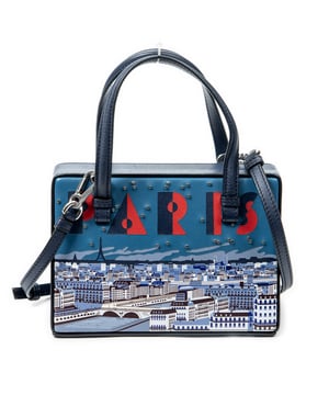 Loewe Bolsos Small Postal Paris  Bolso de hombro en Marina Piel de becerro y Plata hardware. El producto esta en Excelentes Condiciones (A).
  Dimensiones: 18.5x13x9 cm 
  Accesorios incluidos: Strap
  Notas de Exterior: Ligeros rasguños en el cuerpo exterior
  BrandCo Paris encuentra artículos raros y en las mejores condiciones a precios increíbles. ¡Vale la pena tener paciencia! Compra con confianza: todos los artículos de BrandCo Paris son seleccionados y autenticados cuidadosamente por nuestro equipo de expertos.
  Todos los artículos vienen con un certificado de autenticidad y un embalaje entregado por BrandCo Paris.
  Tabla de clasificación de la condición del artículo
  N (como nuevo)
  AA (perfecto estado)
  A (excelente estado)
  AB (muy buen estado)
  B (bueno/regular)