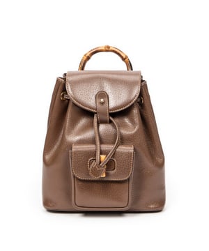 Gucci Bolsos Mini Bamboo Backpack  Bolso de hombro en Marrón Piel de becerro y Oro hardware. El producto esta en Excelentes Condiciones (A).
  Dimensiones: 21x24x7 cm 
  Accesorios incluidos: None
  Notas de la correa/asa: Grietas en mango(s) de bambú
  BrandCo Paris encuentra artículos raros y en las mejores condiciones a precios increíbles. ¡Vale la pena tener paciencia! Compra con confianza: todos los artículos de BrandCo Paris son seleccionados y autenticados cuidadosamente por nuestro equipo de expertos.
  Todos los artículos vienen con un certificado de autenticidad y un embalaje entregado por BrandCo Paris.
  Tabla de clasificación de la condición del artículo
  N (como nuevo)
  AA (perfecto estado)
  A (excelente estado)
  AB (muy buen estado)
  B (bueno/regular)