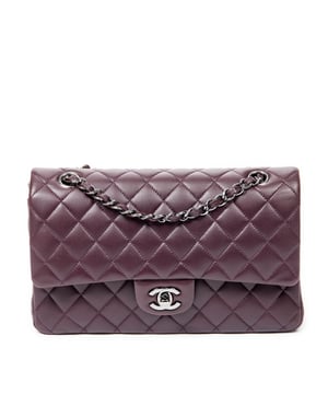 Chanel Bolsos Classic Double Flap 26 Bolso de hombro en Ciruela Piel de becerro y Plata hardware. El producto esta en Excelentes Condiciones (A).
  Dimensiones: 25.5x16x7.5 cm 
  Accesorios incluidos: Sticker; Card; Dustbag; Booklet
  Notas de Exterior: Bordes ligeramente desgastados
  BrandCo Paris encuentra artículos raros y en las mejores condiciones a precios increíbles. ¡Vale la pena tener paciencia! Compra con confianza: todos los artículos de BrandCo Paris son seleccionados y autenticados cuidadosamente por nuestro equipo de expertos.
  Todos los artículos vienen con un certificado de autenticidad y un embalaje entregado por BrandCo Paris.
  Tabla de clasificación de la condición del artículo
  N (como nuevo)
  AA (perfecto estado)
  A (excelente estado)
  AB (muy buen estado)
  B (bueno/regular)