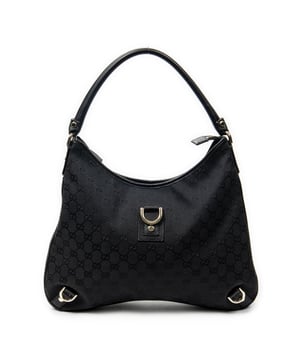 Gucci Tassen Large Abbey D-Ring Hobo  Schoudertas in de Zwart Doek in de Goud  hardware. Het product is in In Uitstekende Staat (A).
  Afmetingen: 36.5x31x4.5 cm 
  Inclusief accessoires: None
  
  BrandCo Paris vindt zeldzame artikelen in de beste staat voor ongelooflijke prijzen. Het is de moeite waard om geduldig te zijn! Koop met vertrouwen: alle artikelen van BrandCo Paris worden zorgvuldig geselecteerd en geverifieerd door ons team van experts.

  Alle artikelen worden geleverd met een certificaat van echtheid en verpakt door BrandCo Paris.

  Classificatietabel voor de conditie van het artikel:

  N (als nieuw)
  AA (perfecte staat)
  A (uitstekende staat)
  AB (zeer goede staat)
  B (goede/redelijke staat)
