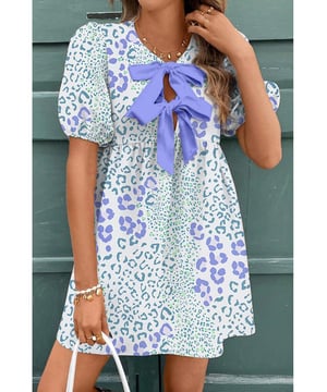 Vestido mini de mangas abullonadas con contraste de lazo en azul cielo
  Vibrante patrón de leopardo
  Detalle de lazo femenino
  Mangas abullonadas a la moda
  Silueta favorecedora
Material: 100% poliéster