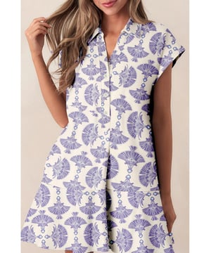 Himmelblaues bedrucktes Design  
Hemdkragen mit halbem Knopfdetail  
Kurze Ärmel  
Rüschenabschluss  
Leichtes Material  
Figurschmeichelnde A-Linien-Silhouette  
Mini-Länge  
Material: 100 % Polyester