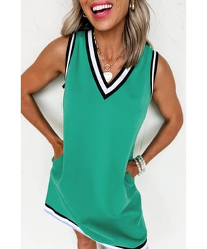 Minzgrüne Farbe mit kontrastierenden Besätzen  
V-Ausschnitt, ärmelloses Mini-Shift-Kleid  
Kontraststreifenbesatz für einen sportlichen Look  
Schmeichelhaftes Design des Shift-Minikleides für verschiedene Körperformen  
Ärmelloses Design, ideal für heiße Sommertage  
Hergestellt aus einem weichen und atmungsaktiven Baumwollgemisch  
Material: 80% Polyester, 20% Baumwolle