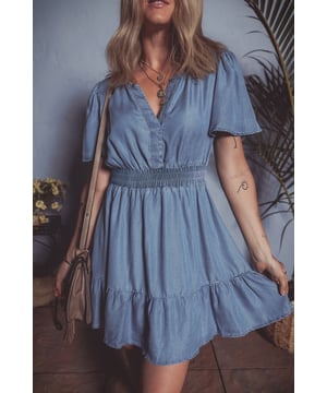V-hals accentueert je decolleté met een vleugje allure en verfijning.  
Charmante gerimpelde details voor een stijlvolle uitstraling.  
Korte mouwen voor een coole en chique look.  
Gerimpelde hoge taille om je silhouette te accentueren.  
Denimstof voor een casual en toch modieuze stijl.  
Materiaal: 100% Katoen.