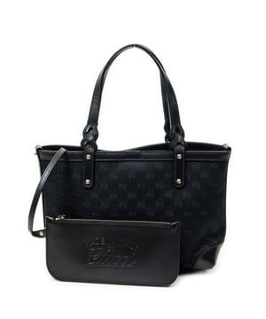 Gucci Bolsos Small Craft Tote  Bolso de hombro en Negro Lienzo y Oro hardware. El producto esta en Excelentes Condiciones (A).
  Dimensiones: 32x19x11 cm 
  Accesorios incluidos: Pouch
  Notas de Exterior: Rasguños leves en las esquinas inferiores
  BrandCo Paris encuentra artículos raros y en las mejores condiciones a precios increíbles. ¡Vale la pena tener paciencia! Compra con confianza: todos los artículos de BrandCo Paris son seleccionados y autenticados cuidadosamente por nuestro equipo de expertos.
  Todos los artículos vienen con un certificado de autenticidad y un embalaje entregado por BrandCo Paris.
  Tabla de clasificación de la condición del artículo
  N (como nuevo)
  AA (perfecto estado)
  A (excelente estado)
  AB (muy buen estado)
  B (bueno/regular)