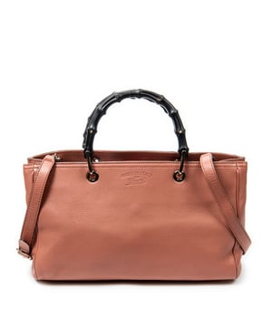 Gucci Bolsos Bamboo Shopper Tote  Bolso de hombro en Rosa Piel de becerro y Oro hardware. El producto esta en Excelentes Condiciones (A).
  Dimensiones: 33x21x14 cm 
  Accesorios incluidos: Strap
  Notas de Interior: Ligeras marcas de suciedad
Notas de la correa/asa: Rasguños leves
  BrandCo Paris encuentra artículos raros y en las mejores condiciones a precios increíbles. ¡Vale la pena tener paciencia! Compra con confianza: todos los artículos de BrandCo Paris son seleccionados y autenticados cuidadosamente por nuestro equipo de expertos.
  Todos los artículos vienen con un certificado de autenticidad y un embalaje entregado por BrandCo Paris.
  Tabla de clasificación de la condición del artículo
  N (como nuevo)
  AA (perfecto estado)
  A (excelente estado)
  AB (muy buen estado)
  B (bueno/regular)