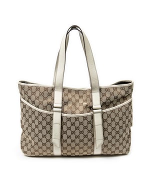 Gucci Tassen Shopping Tote  Schoudertas in de Beige/Ivoor Doek in de Zilver  hardware. Het product is in In Uitstekende Staat (A).
  Afmetingen: 34x32x10 cm 
  Inclusief accessoires: None
  
  BrandCo Paris vindt zeldzame artikelen in de beste staat voor ongelooflijke prijzen. Het is de moeite waard om geduldig te zijn! Koop met vertrouwen: alle artikelen van BrandCo Paris worden zorgvuldig geselecteerd en geverifieerd door ons team van experts.

  Alle artikelen worden geleverd met een certificaat van echtheid en verpakt door BrandCo Paris.

  Classificatietabel voor de conditie van het artikel:

  N (als nieuw)
  AA (perfecte staat)
  A (uitstekende staat)
  AB (zeer goede staat)
  B (goede/redelijke staat)