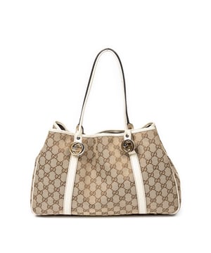 Gucci Tassen GG Twins Tote  Schoudertas in de Beige Doek in de Zilver  hardware. Het product is in In Uitstekende Staat (A).
  Afmetingen: 37x24x10 cm 
  Inclusief accessoires: None
  Opmerkingen over de buitenkant: Licht verkleurd, lichte kreukels op leren voering
  BrandCo Paris vindt zeldzame artikelen in de beste staat voor ongelooflijke prijzen. Het is de moeite waard om geduldig te zijn! Koop met vertrouwen: alle artikelen van BrandCo Paris worden zorgvuldig geselecteerd en geverifieerd door ons team van experts.

  Alle artikelen worden geleverd met een certificaat van echtheid en verpakt door BrandCo Paris.

  Classificatietabel voor de conditie van het artikel:

  N (als nieuw)
  AA (perfecte staat)
  A (uitstekende staat)
  AB (zeer goede staat)
  B (goede/redelijke staat)