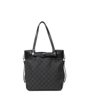 Gucci Tassen Vintage Open Tote  Schoudertas in de Zwart Doek in de Zilver  hardware. Het product is in In Uitstekende Staat (A).
  Afmetingen: 25x27x10 cm 
  Inclusief accessoires: None
  Opmerkingen over de buitenkant: Krassen op leer
Opmerkingen over de band/het handvat: Licht versleten
  BrandCo Paris vindt zeldzame artikelen in de beste staat voor ongelooflijke prijzen. Het is de moeite waard om geduldig te zijn! Koop met vertrouwen: alle artikelen van BrandCo Paris worden zorgvuldig geselecteerd en geverifieerd door ons team van experts.

  Alle artikelen worden geleverd met een certificaat van echtheid en verpakt door BrandCo Paris.

  Classificatietabel voor de conditie van het artikel:

  N (als nieuw)
  AA (perfecte staat)
  A (uitstekende staat)
  AB (zeer goede staat)
  B (goede/redelijke staat)