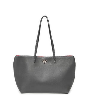 Fendi Bolsos Carla Selleria Tote  Bolso de hombro en Gris Piel de becerro y Plata hardware. El producto esta en Excelentes Condiciones (A).
  Dimensiones: 32x25x12 cm 
  Accesorios incluidos: "Cadenas; Keys in Clochette"
  Notas de Exterior: "Ligeros rasguños en las esquinas inferiores, Ligeros rasguños en el cuerpo exterior"
  BrandCo Paris encuentra artículos raros y en las mejores condiciones a precios increíbles. ¡Vale la pena tener paciencia! Compra con confianza: todos los artículos de BrandCo Paris son seleccionados y autenticados cuidadosamente por nuestro equipo de expertos.
  Todos los artículos vienen con un certificado de autenticidad y un embalaje entregado por BrandCo Paris.
  Tabla de clasificación de la condición del artículo
  N (como nuevo)
  AA (perfecto estado)
  A (excelente estado)
  AB (muy buen estado)
  B (bueno/regular)