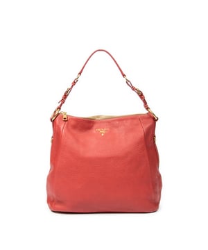 Prada Taschen Top Handle Zip Tote  Umhängetasche und Rot Kalbsleder und Gold hardware. Das Produkt ist auf in ausgezeichnetem Zustand (A).
  Abmessungen: 35x30x15 cm 
  Zubehör inklusive: Dustbag; card; card
  Äußere Hinweise: Leicht abgewetzte Ecken
Hinweise zu Riemen/Griff: Fehlender Gurt
  BrandCo Paris hat seltene Artikel und die besten Konditionen zu unglaublichen Preisen vorgestellt. Geduld lohnt sich! Kaufen Sie mit Vertrauen: Alle Artikel von BrandCo Paris sind von unserem Expertenteam ausgewählt und authentisch.
  Alle Artikel enthalten ein Echtheitszertifikat und wurden von BrandCo Paris übernommen.
  Tabelle zur Klassifizierung des Artikelzustands
  N (wie neu)
  AA (perfekter Zustand)
  A (ausgezeichneter Zustand)
  AB (sehr guter Zustand)
  B (gut/mittelmäßig)