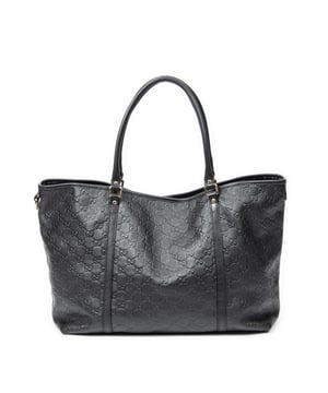 Gucci Bolsos Large Joy Tote  Bolso de hombro en Negro Piel de becerro y Oro hardware. El producto esta en Excelentes Condiciones (A).
  Dimensiones: 39x27x17 cm 
  Accesorios incluidos: None
  Notas de Exterior: Ligeros rasguños en las esquinas inferiores
Notas de la correa/asa: Ligeramente descolorido
  BrandCo Paris encuentra artículos raros y en las mejores condiciones a precios increíbles. ¡Vale la pena tener paciencia! Compra con confianza: todos los artículos de BrandCo Paris son seleccionados y autenticados cuidadosamente por nuestro equipo de expertos.
  Todos los artículos vienen con un certificado de autenticidad y un embalaje entregado por BrandCo Paris.
  Tabla de clasificación de la condición del artículo
  N (como nuevo)
  AA (perfecto estado)
  A (excelente estado)
  AB (muy buen estado)
  B (bueno/regular)