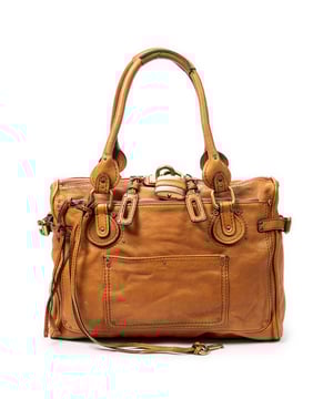 Chloé Tassen Large Paddington Tote  Schoudertas in de Bruinen Kalfsleer in de Goud  hardware. Het product is in In Uitstekende Staat (A).
  Afmetingen: 42x31x15 cm 
  Inclusief accessoires: Key
  Opmerkingen over de buitenkant: Lichte slijtage op de hoeken
  BrandCo Paris vindt zeldzame artikelen in de beste staat voor ongelooflijke prijzen. Het is de moeite waard om geduldig te zijn! Koop met vertrouwen: alle artikelen van BrandCo Paris worden zorgvuldig geselecteerd en geverifieerd door ons team van experts.

  Alle artikelen worden geleverd met een certificaat van echtheid en verpakt door BrandCo Paris.

  Classificatietabel voor de conditie van het artikel:

  N (als nieuw)
  AA (perfecte staat)
  A (uitstekende staat)
  AB (zeer goede staat)
  B (goede/redelijke staat)