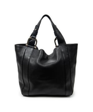 Gucci Bolsos Horsebit Greenwich Tote  Bolso de hombro en Negro Piel de becerro y Oro hardware. El producto esta en Excelentes Condiciones (A).
  Dimensiones: 46x32x16 cm 
  Accesorios incluidos: None
  
  BrandCo Paris encuentra artículos raros y en las mejores condiciones a precios increíbles. ¡Vale la pena tener paciencia! Compra con confianza: todos los artículos de BrandCo Paris son seleccionados y autenticados cuidadosamente por nuestro equipo de expertos.
  Todos los artículos vienen con un certificado de autenticidad y un embalaje entregado por BrandCo Paris.
  Tabla de clasificación de la condición del artículo
  N (como nuevo)
  AA (perfecto estado)
  A (excelente estado)
  AB (muy buen estado)
  B (bueno/regular)
