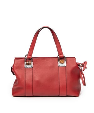 Gucci Tassen Medium Bamboo Bar Tote  Schoudertas in de Rood Kalfsleer in de Zilver  hardware. Het product is in In Uitstekende Staat (A).
  Afmetingen: 38x25x14 cm 
  Inclusief accessoires: Strap
  
  BrandCo Paris vindt zeldzame artikelen in de beste staat voor ongelooflijke prijzen. Het is de moeite waard om geduldig te zijn! Koop met vertrouwen: alle artikelen van BrandCo Paris worden zorgvuldig geselecteerd en geverifieerd door ons team van experts.

  Alle artikelen worden geleverd met een certificaat van echtheid en verpakt door BrandCo Paris.

  Classificatietabel voor de conditie van het artikel:

  N (als nieuw)
  AA (perfecte staat)
  A (uitstekende staat)
  AB (zeer goede staat)
  B (goede/redelijke staat)