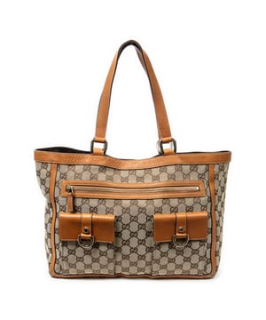Gucci Bolsos Abbey Pocket Tote  Bolso de hombro en Beige/Tan Lienzo y Oro hardware. El producto esta en Excelentes Condiciones (A).
  Dimensiones: 33x25x10 cm 
  Accesorios incluidos: None
  Notas de Exterior: "Rasguños en las esquinas inferiores, ligeras marcas de suciedad"
  BrandCo Paris encuentra artículos raros y en las mejores condiciones a precios increíbles. ¡Vale la pena tener paciencia! Compra con confianza: todos los artículos de BrandCo Paris son seleccionados y autenticados cuidadosamente por nuestro equipo de expertos.
  Todos los artículos vienen con un certificado de autenticidad y un embalaje entregado por BrandCo Paris.
  Tabla de clasificación de la condición del artículo
  N (como nuevo)
  AA (perfecto estado)
  A (excelente estado)
  AB (muy buen estado)
  B (bueno/regular)