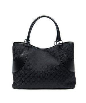 Gucci Taschen Large Jacquard Tote  Umhängetasche und Schwarz Leinwand und Silber hardware. Das Produkt ist auf in ausgezeichnetem Zustand (A).
  Abmessungen: 40x30x8 cm 
  Zubehör inklusive: None
  
  BrandCo Paris hat seltene Artikel und die besten Konditionen zu unglaublichen Preisen vorgestellt. Geduld lohnt sich! Kaufen Sie mit Vertrauen: Alle Artikel von BrandCo Paris sind von unserem Expertenteam ausgewählt und authentisch.
  Alle Artikel enthalten ein Echtheitszertifikat und wurden von BrandCo Paris übernommen.
  Tabelle zur Klassifizierung des Artikelzustands
  N (wie neu)
  AA (perfekter Zustand)
  A (ausgezeichneter Zustand)
  AB (sehr guter Zustand)
  B (gut/mittelmäßig)