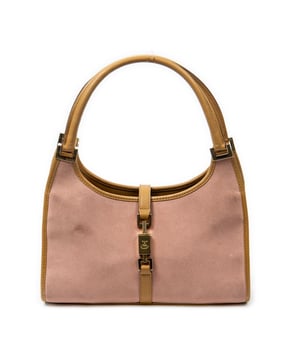 Gucci Bolsos Small Bardot Tote  Bolso de hombro en Rosa Piel de becerro y Oro hardware. El producto esta en Muy Buenas Condiciones (AB).
  Dimensiones: 26x20x8 cm 
  Accesorios incluidos: None
  Notas de Exterior: Manchas leves
  BrandCo Paris encuentra artículos raros y en las mejores condiciones a precios increíbles. ¡Vale la pena tener paciencia! Compra con confianza: todos los artículos de BrandCo Paris son seleccionados y autenticados cuidadosamente por nuestro equipo de expertos.
  Todos los artículos vienen con un certificado de autenticidad y un embalaje entregado por BrandCo Paris.
  Tabla de clasificación de la condición del artículo
  N (como nuevo)
  AA (perfecto estado)
  A (excelente estado)
  AB (muy buen estado)
  B (bueno/regular)
