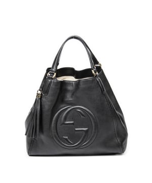 Gucci Tassen Soho Tassel Tote  Schoudertas in de Zwart Kalfsleer in de Goud  hardware. Het product is in In Zeer Goede Staat (AB).
  Afmetingen: 34x31x18 cm 
  Inclusief accessoires: Tassel Charm
  Opmerkingen over de buitenkant: Lichte vervuiling
Opmerkingen over de binnenkant: Vuilvlekken
Opmerkingen over de band/het handvat: Gedragen
  BrandCo Paris vindt zeldzame artikelen in de beste staat voor ongelooflijke prijzen. Het is de moeite waard om geduldig te zijn! Koop met vertrouwen: alle artikelen van BrandCo Paris worden zorgvuldig geselecteerd en geverifieerd door ons team van experts.

  Alle artikelen worden geleverd met een certificaat van echtheid en verpakt door BrandCo Paris.

  Classificatietabel voor de conditie van het artikel:

  N (als nieuw)
  AA (perfecte staat)
  A (uitstekende staat)
  AB (zeer goede staat)
  B (goede/redelijke staat)