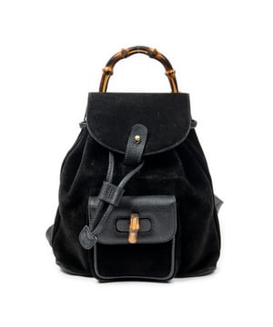 Gucci Bolsos Mini Bamboo Backpack  Mochila en Negro Piel de becerro y Oro hardware. El producto esta en Muy Buenas Condiciones (AB).
  Dimensiones: 21x24x7 cm 
  Accesorios incluidos: Dustbag
  Notas de Exterior: Cuero de gamuza ligeramente desgastado, Ligeros rasguños en las esquinas inferiores
Notas de la correa/asa: Grietas en las manijas(s)
  BrandCo Paris encuentra artículos raros y en las mejores condiciones a precios increíbles. ¡Vale la pena tener paciencia! Compra con confianza: todos los artículos de BrandCo Paris son seleccionados y autenticados cuidadosamente por nuestro equipo de expertos.
  Todos los artículos vienen con un certificado de autenticidad y un embalaje entregado por BrandCo Paris.
  Tabla de clasificación de la condición del artículo
  N (como nuevo)
  AA (perfecto estado)
  A (excelente estado)
  AB (muy buen estado)
  B (bueno/regular)