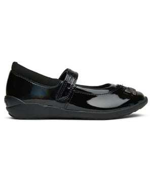 Estos resistentes zapatos escolares de cuero negro de Clarks facilitan la preparación gracias a su práctico cierre de velcro, perfecto para que los pequeños adquieran independencia. La plantilla acolchada mantiene sus pies cómodos durante las aventuras en el patio y las actividades del aula, mientras que el encantador dije de mariposa le da un toque de fantasía a su uniforme escolar. Fabricados con una resistente suela de goma para afrontar cualquier situación escolar.