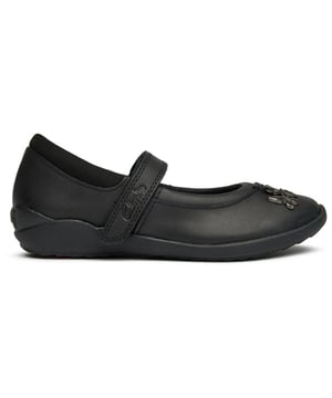 Zapatos de senderismo vibrantes negros para bebés Clarks, fabricados con cuero y suela de goma. Presentan: cierre de gancho y bucle, plantilla acolchada y charm de mariposa.