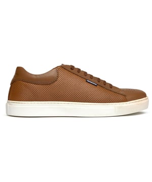 Zapatos deportivos Lambretta para hombre, fabricados con cuero y suela de goma. Presentan: plantilla contorneada, parte superior de cuero, diseño de punta brogue y marca Lambretta.