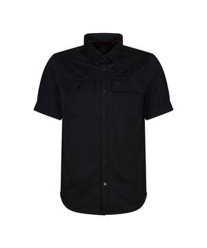 65% Katoen, 30% Polyester, 5% Elastaan. Stof: Zachte aanraking. Ontwerp: Logo, eenvoudig. Zakken: 2 borstzakken, klepsluiting, met knopen. Sluiting: Knoopsluiting. Mouwtype: Korte mouwen. Halsuitsnijding: Omgeslagen kraag. Geschikt: Regelmatig. 230gsm. S: 38 in. M: 40 in. L: 44 in.