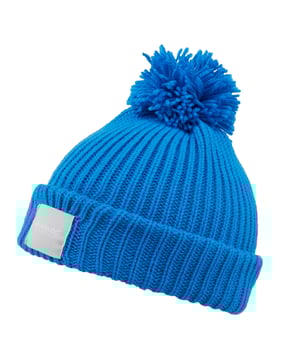 100% acryl. Stof: Gebreid. Ontwerp: Logo. Pom Pom, Geribd, Teruggeslagen zoom.