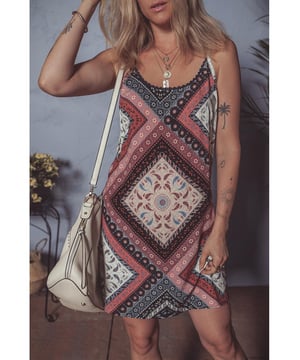 Impresión de paisley geométrico único  
Diseño sin mangas para una sensación fresca  
Silueta tipo shift que favorece  
Perfecto para una variedad de ocasiones  
Material: 100% Viscosa