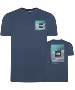 The North Face Men's M Digi Mountain SS Tee in Shady Blue is a stylish and comfortable short sleeve t-shirt perfect for the summer season. Made from cotton, this crew neck shirt features a graphic print logo, adding a touch of brand accent to the classic design. The Regular fit and size make it an ideal choice for everyday wear, while the machine washable material ensures easy care. Perfect for outdoor activities or casual outings, this t-shirt is a versatile addition to any man's wardrobe.