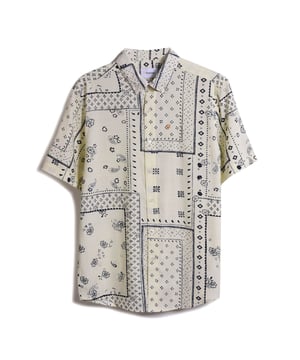 Mens Farah Marcus Print Shirt in ecru- Classic collar.- Short sleeves.- Full button fastening.- All over pattern design.- Signature Farah logo is embroidered on the left of the chest.- Casual fit.- 50% Organic cotton  50% Viscose.  Machine washable.- Ref: F4WMD010280