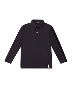 El león emblemático de Billionaire está impreso en borra decorando la parte posterior de  esta camisa tipo polo con manga larga hecha de algodón. Logotipo bordado en bandas de terciopelo cosidas en ambos puños. Las mangas y la bastilla están cosidas con doble aguja.