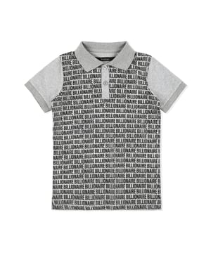 Der Schriftzug der Marke ziert die Vorderseite dieses Poloshirts aus Baumwolljersey als Allover-Druckmotiv. Knopfverschluss am Kragen. Zwei Schlitze am Saum. Saumnähte mit Zweinadelstich.