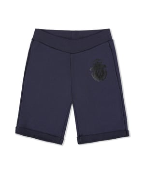 The brand’s crest is the key feature of these cotton fleece jogging shorts. As a matter of fact it is foil printed on the front of the left leg. Two slit pockets on the front and one on the back. Rib knit waistband with drawstring and stripes.
