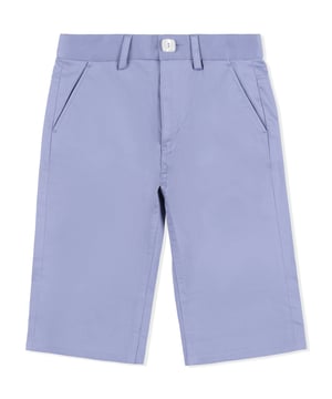 Estas bermudas de popelina de algodón presentan un corte de cinco bolsillos y están adornadas con el emblema de la firma bordado en un parche en el bolsillo trasero derecho. Botón único de metal en la cintura. Dobladillo vuelto cosido.