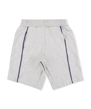 El blasón es un rasgo común de una familia especial. En estos pantalones cortos jogging de algodón aparece bordado en el parche cosido en la parte posterior. Los ribetes en la costura aportan a la prenda un look más deportivo. Presentan dos bolsillos insertados en la parte frontal y un parche en la parte posterior. Pretina de canalé.