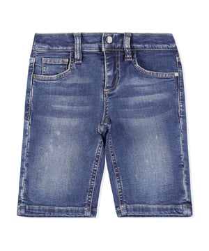 Las clásicas bermudas de denim desgastado de cinco bolsillos son indispensables, incluso en el armario de un niño. Este modelo incluye un botón de metal en la cintura. El bolsillo trasero derecho está adornado con un parche con el icónico emblema de la firma bordado.
