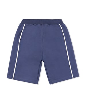 El blasón es un rasgo común de una familia especial. En estos pantalones cortos jogging de algodón aparece bordado en el parche cosido en la parte posterior. Los ribetes en la costura aportan a la prenda un look más deportivo. Presentan dos bolsillos insertados en la parte frontal y un parche en la parte posterior. Pretina de canalé.