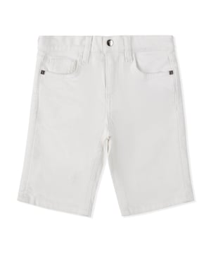 Las clásicas bermudas de denim desgastado de cinco bolsillos son indispensables, incluso en el armario de un niño. Este modelo incluye un botón de metal en la cintura. El bolsillo trasero derecho está adornado con un parche con el icónico emblema de la firma bordado.