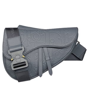Zusammensetzung: 100% Kalbsleder  
Futter: Baumwolle  
Hauptreißverschlussfach mit magnetischem Deckel  
Verstellbarer Schultergurt aus Christian Dior Nylon-Jacquard mit Lederdetails und CD-signierter Aluminium-Schnalle  
Prägung der Dior-Signatur im Inneren  
Technisches Gewebe, Futter aus Baumwolle und Kalbsleder  
Hergestellt in Italien  
Geschlecht: HERREN  
Produktcode: 1ADPO093LLG_H830  
Barcode: 9990002831503  
Code: BAG CD 1 SD FW25 12452  
Maße: Gurtlänge: 0 mm Henkelabfall: 0 mm