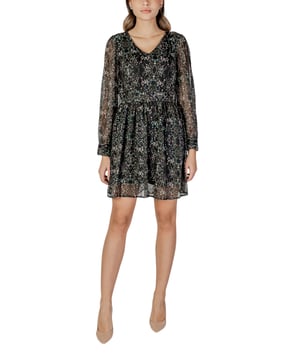 Marca: Solo.
  Genero: Mujeres.
  Tipo: Vestidos.
  Temporada: Otono/Invierno.
  Color: negro.
  Mangas: largas.
  Escote: cuello en V.
  Codigo del articulo: 15337803.
  Composicion: 100% poliester.